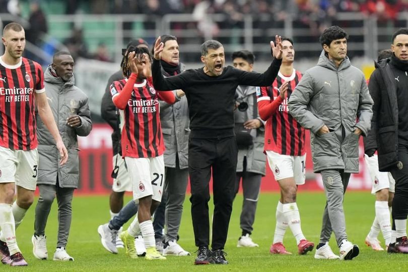 Sergio Conceicao Ribut dengan Davide Calabria Usai Laga AC Milan vs Parma
