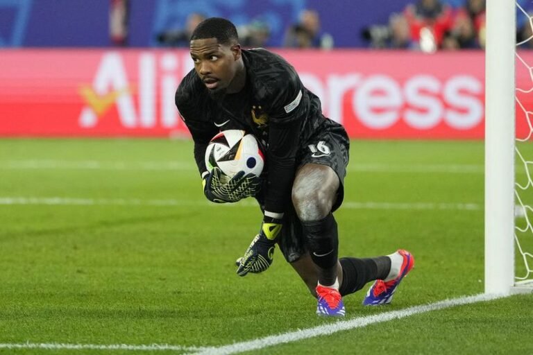 Manchester United Barter Andre Onana dengan Mike Maignan?