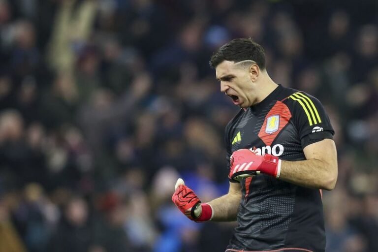 Manchester United Beneran Tertarik Angkut Emiliano Martinez?