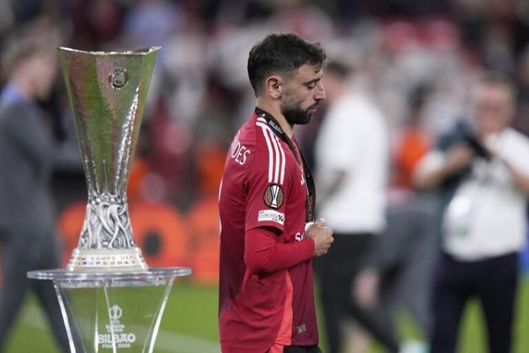 Bom Waktu di MU: Benarkah Sir Jim Ratcliffe dan Amorim Berseteru Soal Bruno Fernandes?